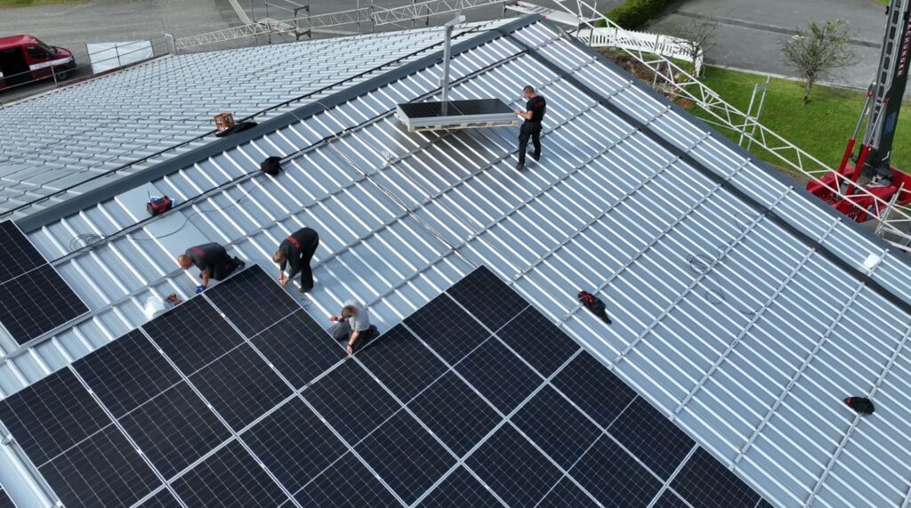 Errichtung der PV-Anlage auf der Tennishalle Erndtebrück