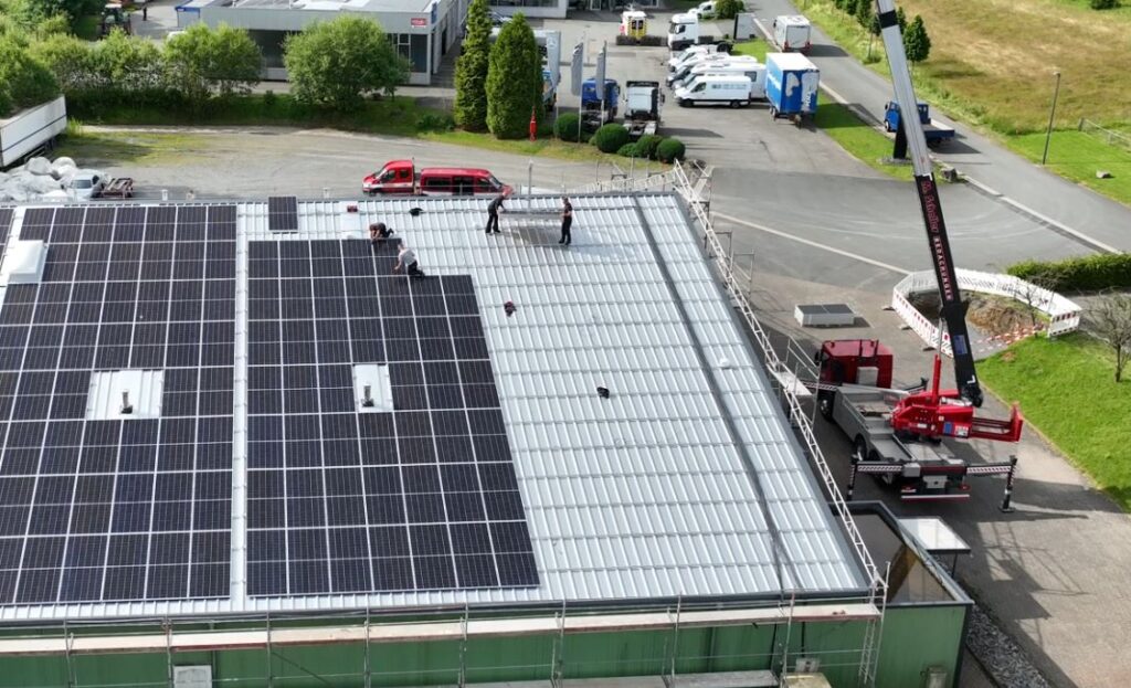 Errichtung der PV-Anlage auf der Tennishalle Erndtebrück