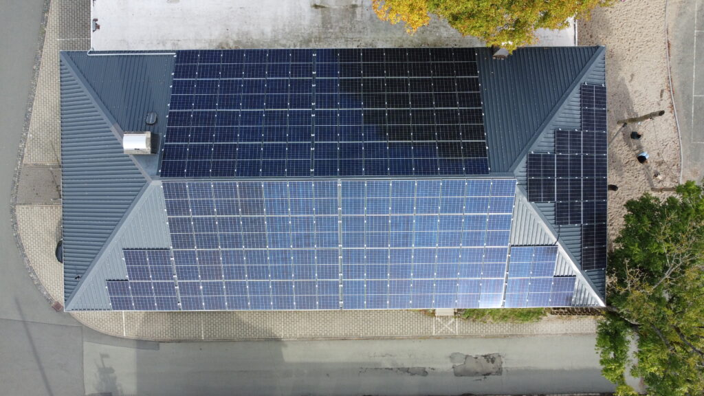 Drohnenfotos der neuen Photovoltaik-Anlage auf der Turnhalle Niederlaasphe